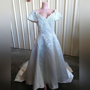 Elegant White Lace Wedding Dress